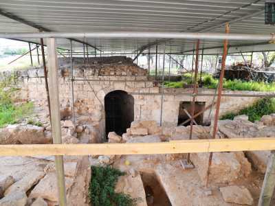 Facendo attenzione a muoverci fra le impalcature che ne reggono la struttura pericolante, approdiamo al sorprendente ipogeo, profondo circa tre metri: qui sorgeva il primo frantoio precedente alla costruzione della dimora, realizzato intorno al 1200